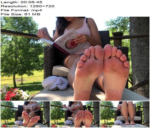 Princess Zoe  Reading Outside Foot Ignore  Footworship preview