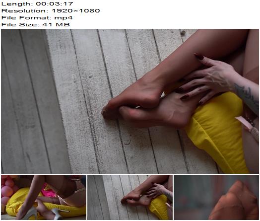 Miss Ellie Mouse  Foot fetish in 100 nylon stockings preview