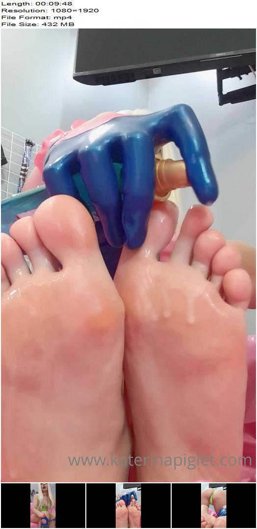 Katerina Piglet Especially For My Foot Fetishists Fantasize About Oiling My Feet preview
