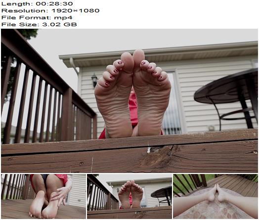 HFW  Emma  BareFeet Outdoors  SloMo preview